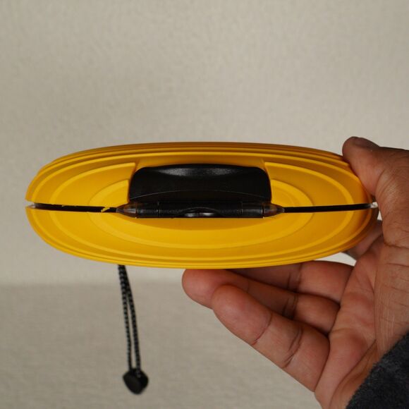 Vintage DiscGear 20 Disc Storage Organizer Yellow Textured Hard Case CD DVD USA - Picture 9 of 11
